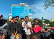 Massa Aksi Kembali Berunjuk Rasa di Kantor PLN UP3 Banjarmasin, Desak Temui Pimpinan PLN