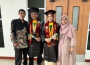 Air Mata Haru Iringi Wisuda Dua Bersaudara di UNISKA, Buah Perjuangan Ayah Teknisi dan Ibu yang Tak Pernah Menyerah