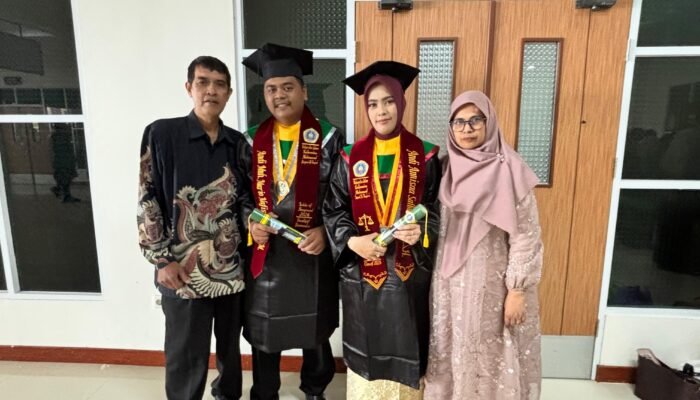 Air Mata Haru Iringi Wisuda Dua Bersaudara di UNISKA, Buah Perjuangan Ayah Teknisi dan Ibu yang Tak Pernah Menyerah