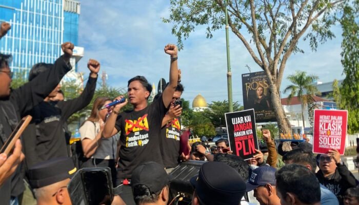Massa Aksi Tuntut PLN Tunjukkan Langsung Kerusakan Sebabkan Pemadaman Listrik Bergilir