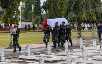 Diantar Upacara Militer, Kol. Inf. (Purn) Nasib Alamsyah Dimakamkan di Taman Makam Pahlawan 4 IMG 20260703 190822