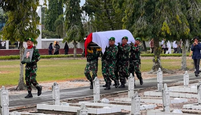 Diantar Upacara Militer, Kol. Inf. (Purn) Nasib Alamsyah Dimakamkan di Taman Makam Pahlawan