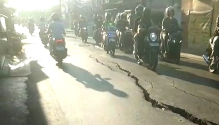 Jalan Veteran Sungai Lulut Retak, Informasi Saksi karena Dilewati Truk Angkutan