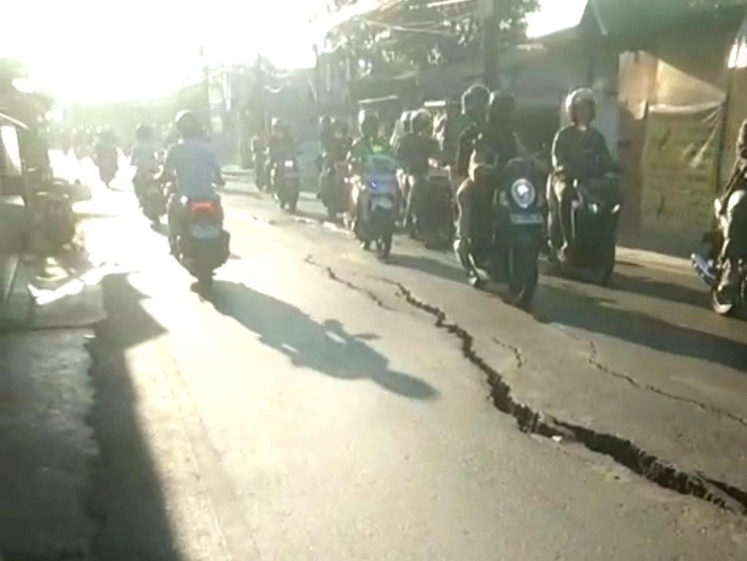Jalan Veteran Sungai Lulut Retak, Informasi Saksi karena Dilewati Truk Angkutan 1 IMG 20260714 214532