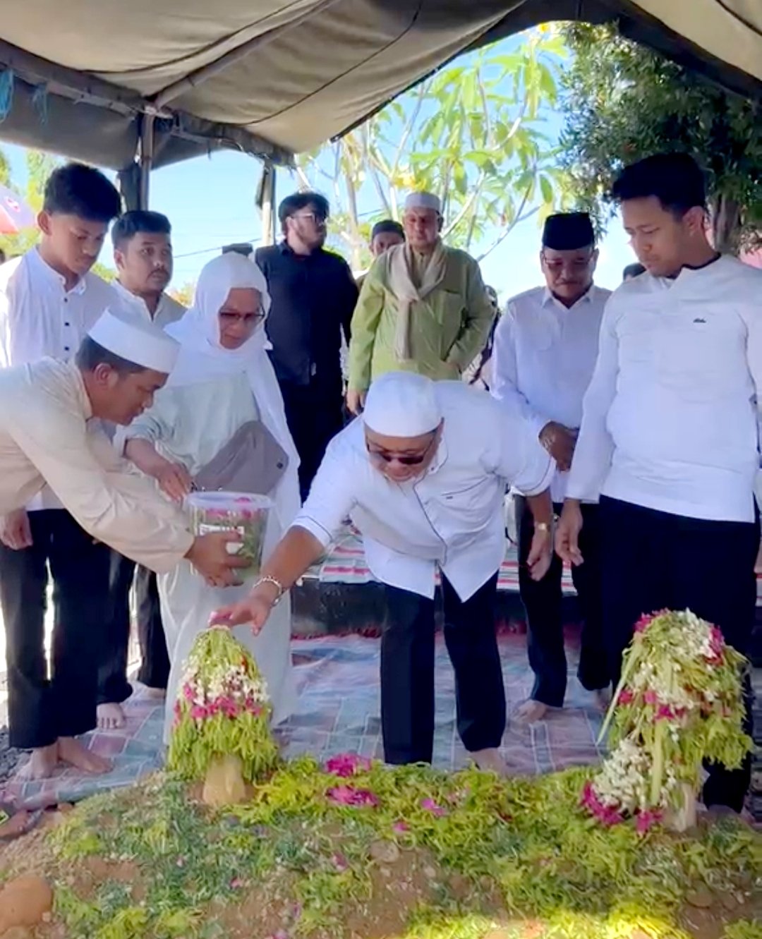 Momen Haru Iringi Penghormatan Terakhir untuk H Syarifuddin Ardasa, Yuni Abdi: "Sudah Saya Anggap Seperti Kakak Sendiri" 1 IMG 20260717 200758