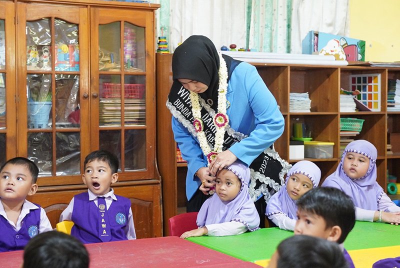 Dukung MPLS Menyenangkan, Bunda PAUD Tinjau Hari Pertama Sekolah 1 Martapura Monitoring MPLS