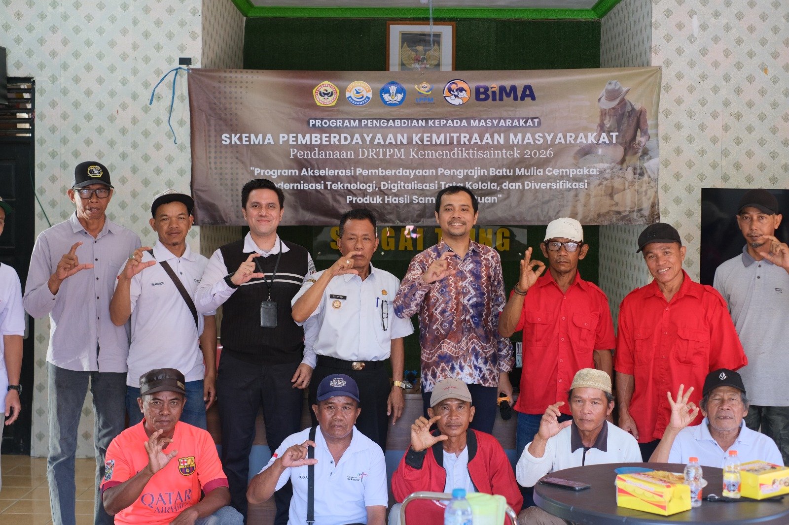 Tim Pengabdian Masyarakat ULM Lanjutkan Program Akselerasi Pemberdayaan Pengrajin Batu Mulia Cempaka Melalui Pendampingan Legalitas dan Digitalisasi Usaha 1 WhatsApp Image 2026 07 30 at 14.53.15