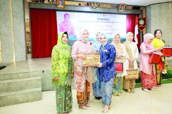 Kebaya dan Sasirangan sebagai Identitas Bangsa dan Banua 1 kontrak