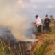 Di Tengah Karhutla, Gubernur Ikut Padamkan