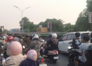Trailer Kesulitan Putar Balik di Jalan Trans Kalimantan