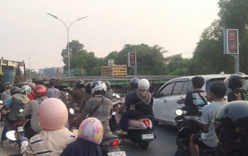 Trailer Kesulitan Putar Balik di Jalan Trans Kalimantan 5 1 3 klm truk