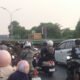 Trailer Kesulitan Putar Balik di Jalan Trans Kalimantan
