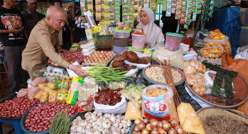 Gubernur H Muhidin Cek Langsung Harga Bahan Pokok Pangan 1 1 35 klm Kontrak Pemprov 11 Gubernur H Muhidin tinjau pasar Keramat Barabai