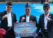 Gubernur H. Muhidin Berikan Berbagai Penghargaan