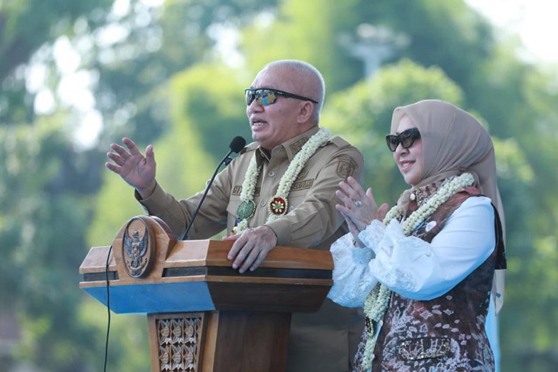 1 35klm Kontrak Pemprov 10 H Muhidin dan Hj Fathul Jannah gaungkan Germas di Kab HST
