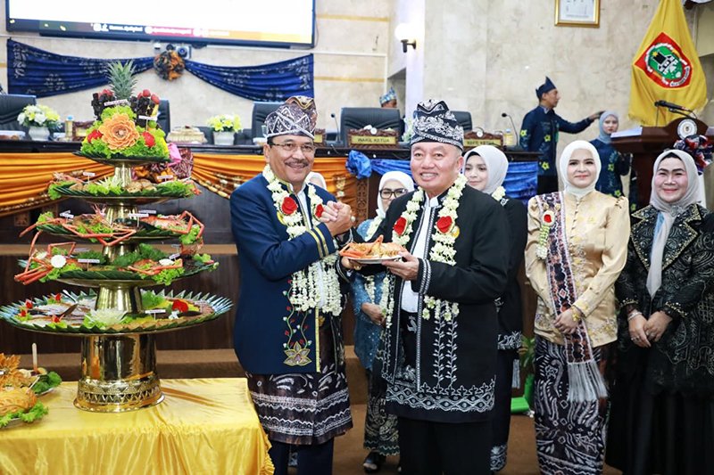 1 4 klm Kontrak Pemprov 12 Gubernur H Muhdin dan Wagub hadiri rapat Paripurna dan hari jadi