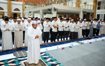 1 4 klmn Kontrak Pemprov 14 Gubernur dan Ulama Shalat hajat di masjid Syekh Muhammad Arsyad Al Banjari