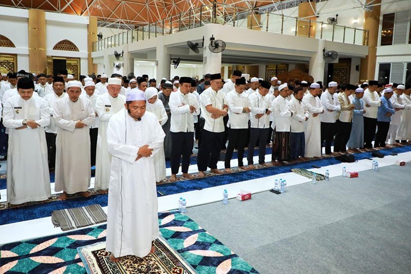Gubernur H Muhidin Bersama Ulama, Forkopimda dan Masyarakat Salat Hajat 1 1 4 klmn Kontrak Pemprov 14 Gubernur dan Ulama Shalat hajat di masjid Syekh Muhammad Arsyad Al Banjari