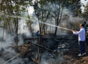 Tinjau Lokasi Pemadaman dan Serahkan Bantuan Relawan Karhutla