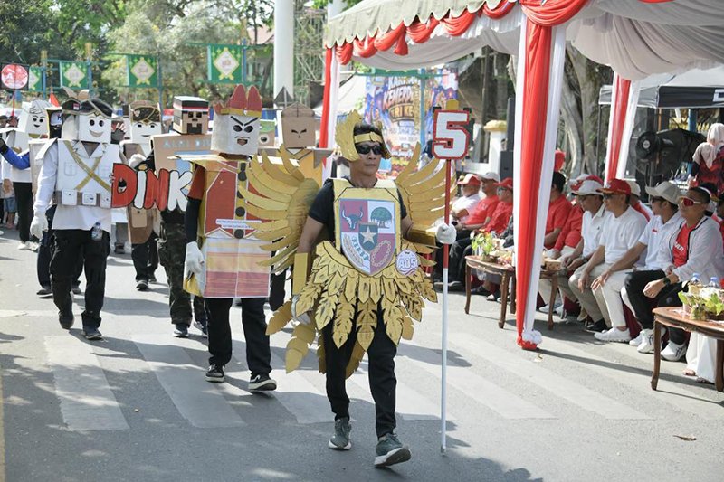 Karnaval Busana Perjuangan Hingga Kreasi Daur Ulang 1 Hal 12 HSS 3 klm 11