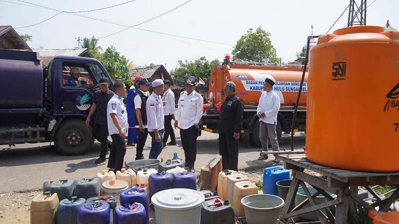 10.000 Liter Air Bersih Disalurkan ke Desa Gumbil 1 Hal 12 HSS 3 klm 16