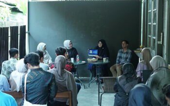 Hj Tata Hadiri Diskusi Bersama Komunitas Literasi 5 Hal 12 HSS 3 klm 7