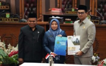 Eksekutif dan Legeslatif Tanda Tangani Nota Kesepakatan Perubahan KUA dan PPAS TA 2006 4 Hal 12 Tanbu 35 klm 5