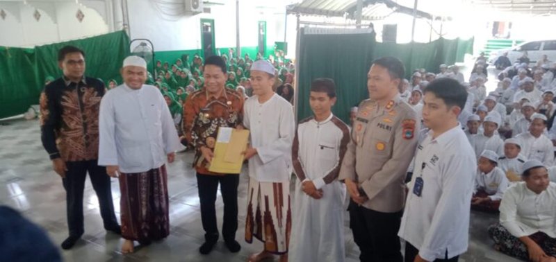 Bantuan Beasiswa untuk Ribuan Santri Disalurkan 1 Hal 2 Bal 3 klm 3