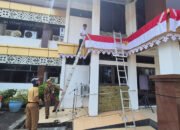 Pemkab Tala Pasang Atribut dan Lampu Merah Putih