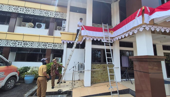 Pemkab Tala Pasang Atribut dan Lampu Merah Putih