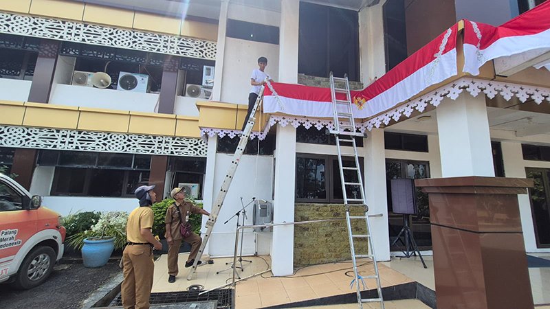 Pemkab Tala Pasang Atribut dan Lampu Merah Putih 1 Hal 2 Tala 1 3 klm 6