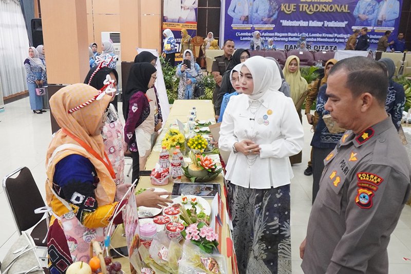 Hal 4 4 KLM Martapura Lomba Kue Tradisional