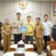 Hal 4 4 KLM Martapura Serahkan Bonus