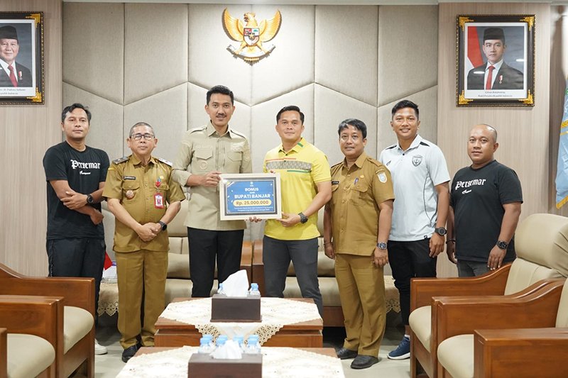 Hal 4 4 KLM Martapura Serahkan Bonus