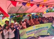 Distan-Petani Gempur Walang Sangit di Martapura Barat