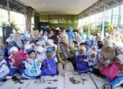 Belajar Tak Harus di Kelas, Bunda PAUD Ajak Anak Kenal Literasi di Taman Jahri Saleh