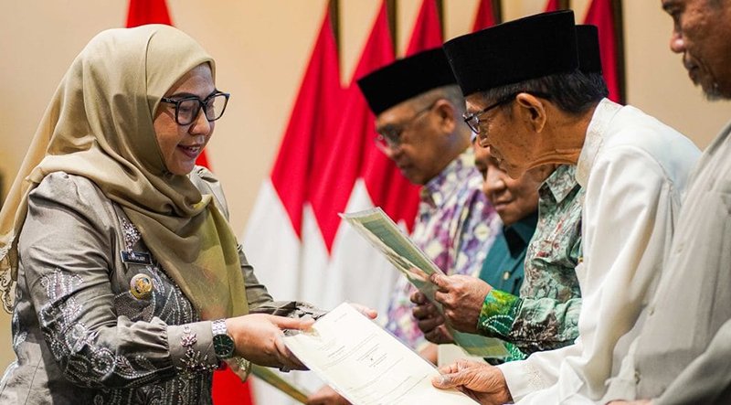 104 Sertifikat Tanah Wakaf Diserahkan, Pemko Banjarbaru Perkuat Kepastian Hukum 1 Hal 6 3 KLM BJB 1 10