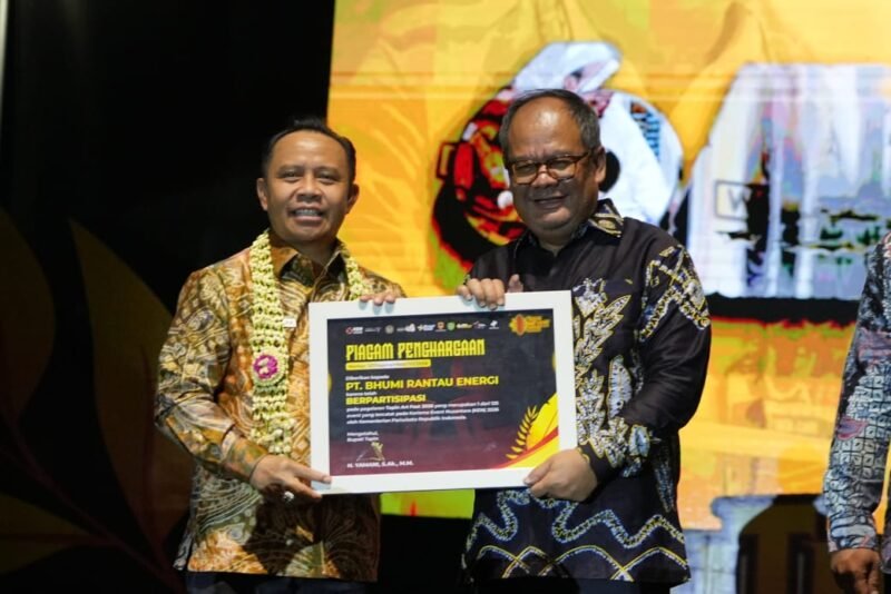 Bupati H Yamani Berikan Penghargaan PT Bhumi Rantau Energi Atas Dukungan Di Tapin Art Fest 2026 1 IMG 20260802 WA0020 1 e1785668772882