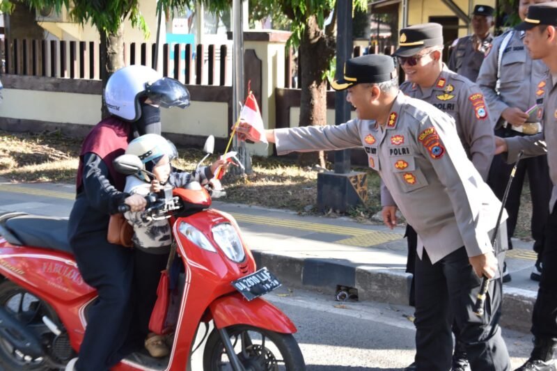 Semarak HUT ke-81 Kemerdekaan RI, Polres Tanah Laut Bagikan 500 Bendera Merah Putih untuk Warga 1 IMG 20260804 WA0017 e1785821119714