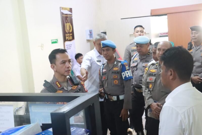 Pastikan Layanan Cepat dan Transparan, Kapolresta Banjarmasin Turun Langsung Pantau Pelayanan Masyarakat 1 IMG 20260805 WA0036 e1785918361808