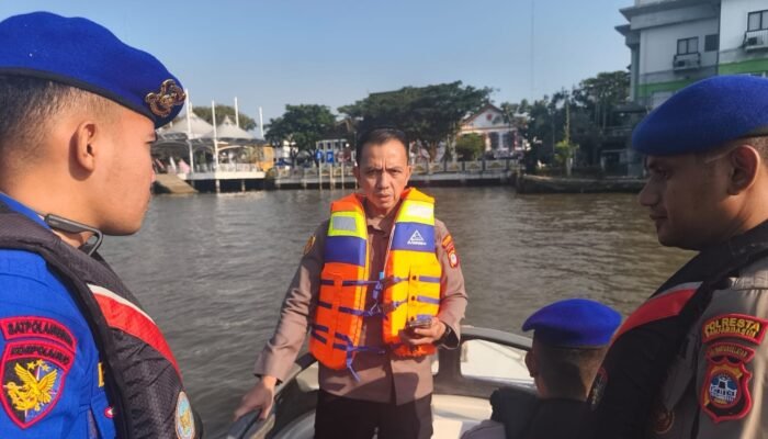 Aksi Nyata Kapolresta Banjarmasin, Ikut Susuri Sungai Martapura Hingga Korban Tenggelam Ditemukan