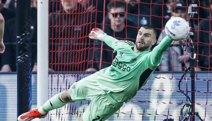 Maarten Paes Lakukan Dua Penyelamatan, Ajax Hajar Shelbourne 3-2 di Play-off Conference League