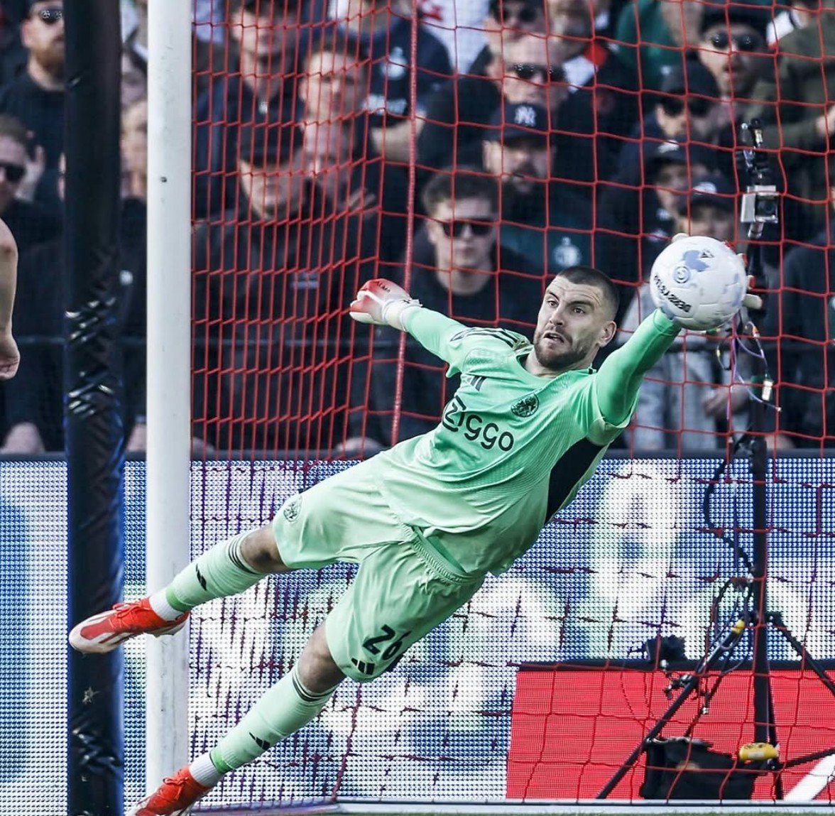 Maarten Paes Lakukan Dua Penyelamatan, Ajax Hajar Shelbourne 3-2 di Play-off Conference League 1 IMG 20260807 WA0009