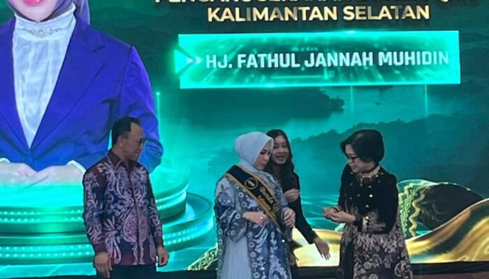 Fathul Jannah Muhidin Dianugerahi Gelar “Bunda QRIS” Kalsel 3 IMG 20260809 WA0049