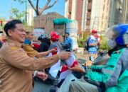 Bersama Wali Kota, Bagian Umum Setdakot Banjarmasin Bagikan Bendera Merah Putih