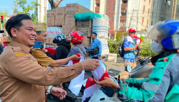 Bersama Wali Kota, Bagian Umum Setdakot Banjarmasin Bagikan Bendera Merah Putih