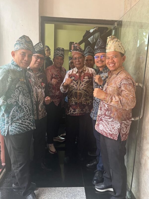 Paman Birin Hadiri Rapat Paripurna DPRD Kalsel, Tebar Senyum dan Sapa Sejumlah Pejabat 1 IMG 20260812 WA0025 e1786517161889