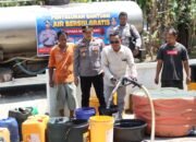 Polsek Salam Babaris Distribusikan 10.000 Liter Air Bersih Untuk Warga Pantai Cabe