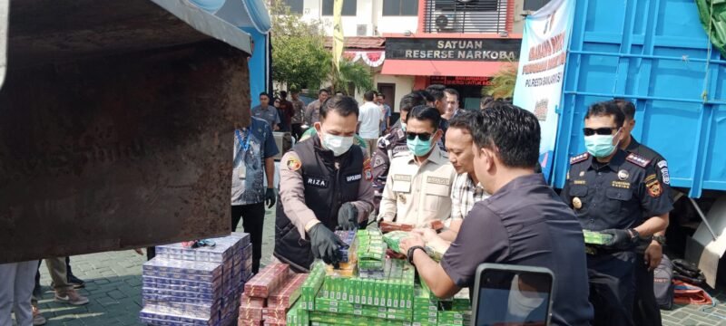 16 Ribu Bungkus Rokok Ilegal Disita di Pelabuhan Trisakti, Dua Sopir Diamankan 1 IMG 20260813 WA0018 1 scaled e1786602090238