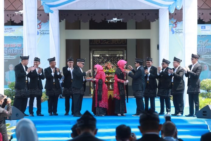 Berlangsung Sederhana Puncak Peringatan Hari jadi ke 76 Kalsel 1 IMG 20260813 WA0046